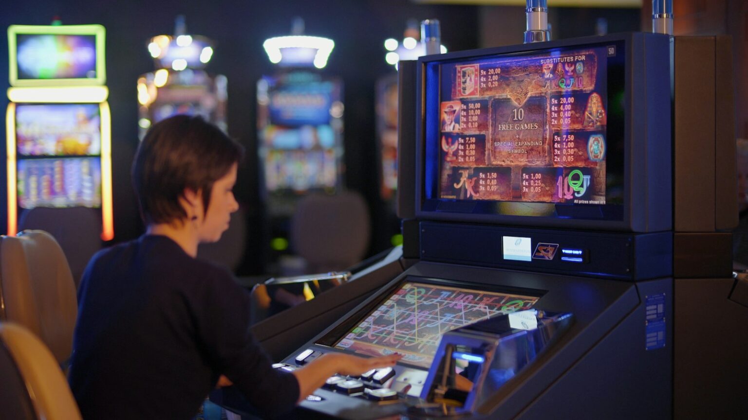 Migliori Casino Online: Come Confrontare Qualità, Sicurezza e Servizi แถวตู้สล็อตแมชชีนในคาสิโนที่มีหน้าจอแสดงผลสีสันสดใส (Photo by Aidan Howe on Unsplash)
